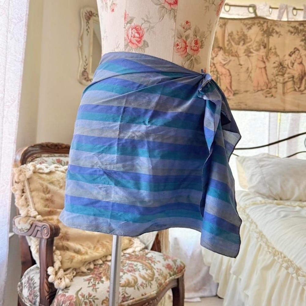 blue striped scarf‎